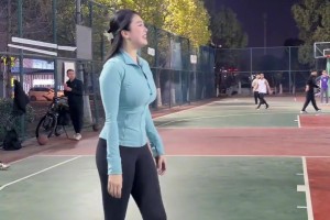 这豪放的身材真带劲😍 ，野球肘姐人美球技好，太飒啦